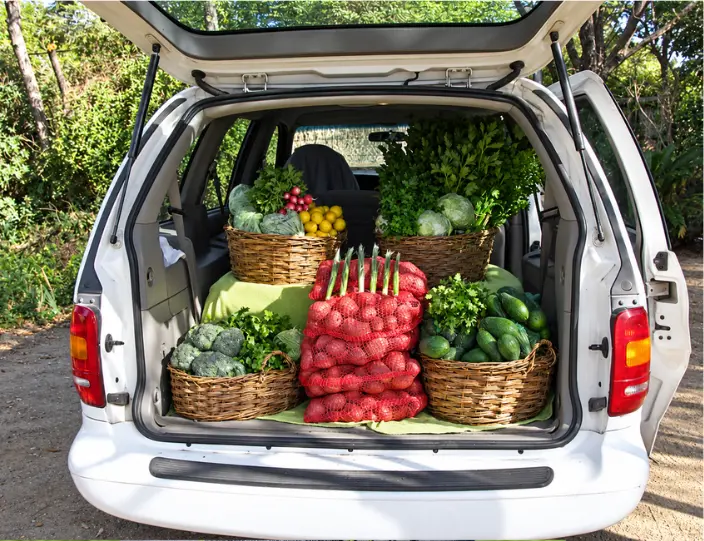 Vehículo de CanastaViva cargado con verduras